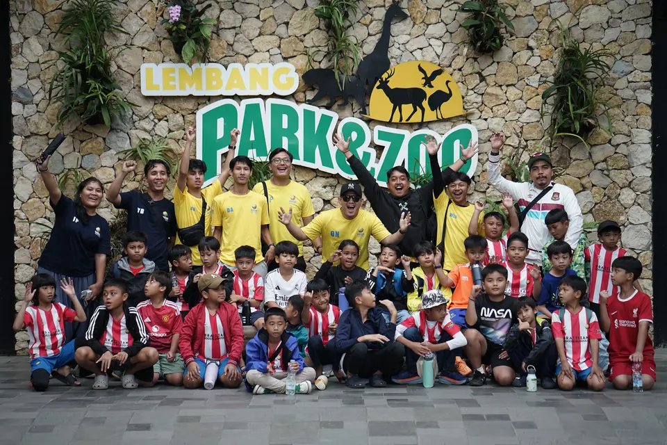 BSS Bintaro players gathering on the pitch
